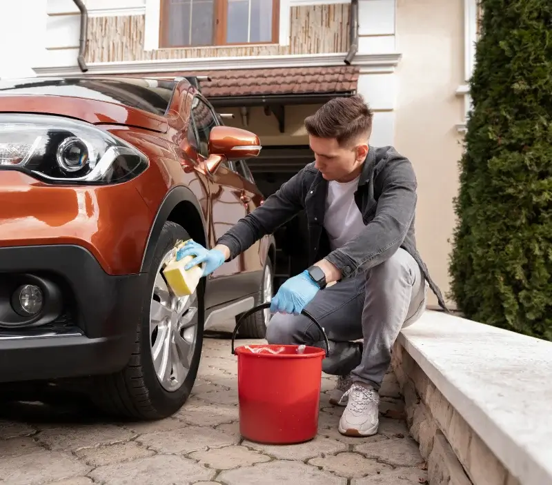 Lavage auto à domicile La Saussaye : professionnel intervenant sur un véhicule